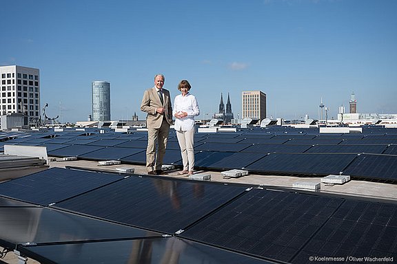 PV-Anlage auf dem Dach der Koelnmesse mit Vertretern, zeigt das Engagement für erneuerbare Energien.
