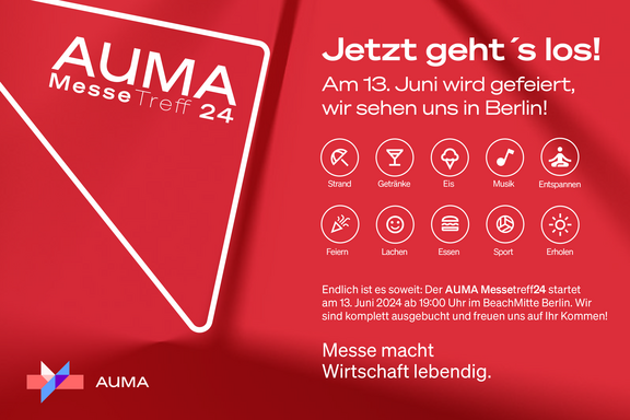 Roter Flyer vom AUMA MesseTreff 24. Die Veranstaltung findet am 13. Juni 2024 in Berlin statt mit Strand, Getränken, Musik und Aktivitäten.