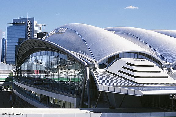 Messe Frankfurt: Außenansicht der Halle 3 mit beeindruckender moderner Architektur.