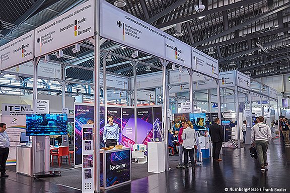 Gemeinschafts-Messestand für junge, innovative Unternehmen unter dem Motto 'Innovation made in Germany' auf einer deutschen Messe.