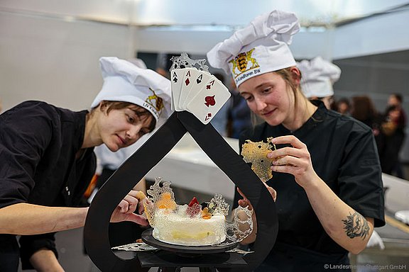 Intergastra Messe: Köche dekorieren eine aufwendige Torte als Teil eines Wettbewerbs.