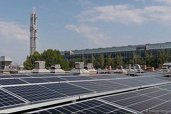 Photovoltaikanlage auf dem Gelände der Leipziger Messe als Teil der nachhaltigen Energieversorgung.