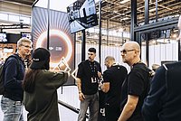 nternationales Messeambiente auf deutschen Messen mit kreativen Standdesigns.