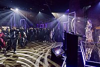 Gala-Event auf der Messe mit Vorträgen und Publikumsinteraktion in festlicher Atmosphäre.