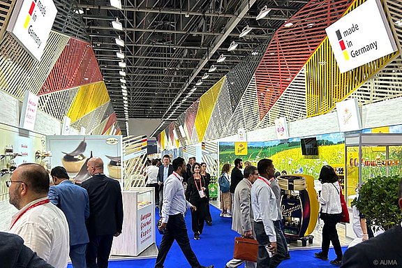 Besucher am 'Made in Germany' Stand auf der Gulfood-Messe in Dubai, mit verschiedenen deutschen Produkten und Ausstellern.