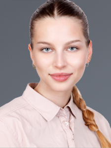 Porträt von Julia Hanxleden vor grauem Hintergrund.