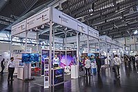 Fachbesucher und Aussteller auf der Embedded World 2023 in Nürnberg.