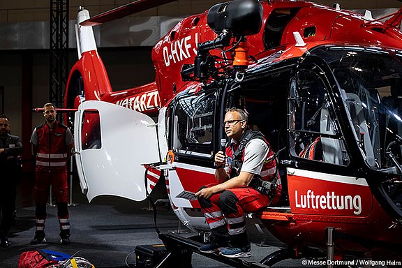 Messe Dortmund: Rettungspersonal stellt ein Luftrettungs-Helikoptermodell vor.
