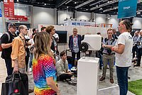 Messebereich mit Präsentationen und innovativen Produkten aus Deutschland.