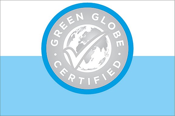 Green Globe Zertifizierungslogo für nachhaltige Praktiken mit einem blauen Rand und einer Weltkugel im Zentrum.