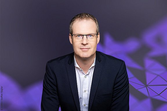 Portraitfoto von Jörn Holtmeier, Geschäftsführer des AUMA - Verband der deutschen Messewirtschaft.