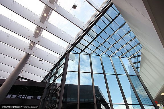 Nürnberg Messe: Moderne Glas-Architektur mit Blick auf den Himmel.