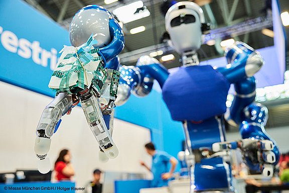 Messe München: Roboter mit fortschrittlicher Greiftechnik als Exponat.