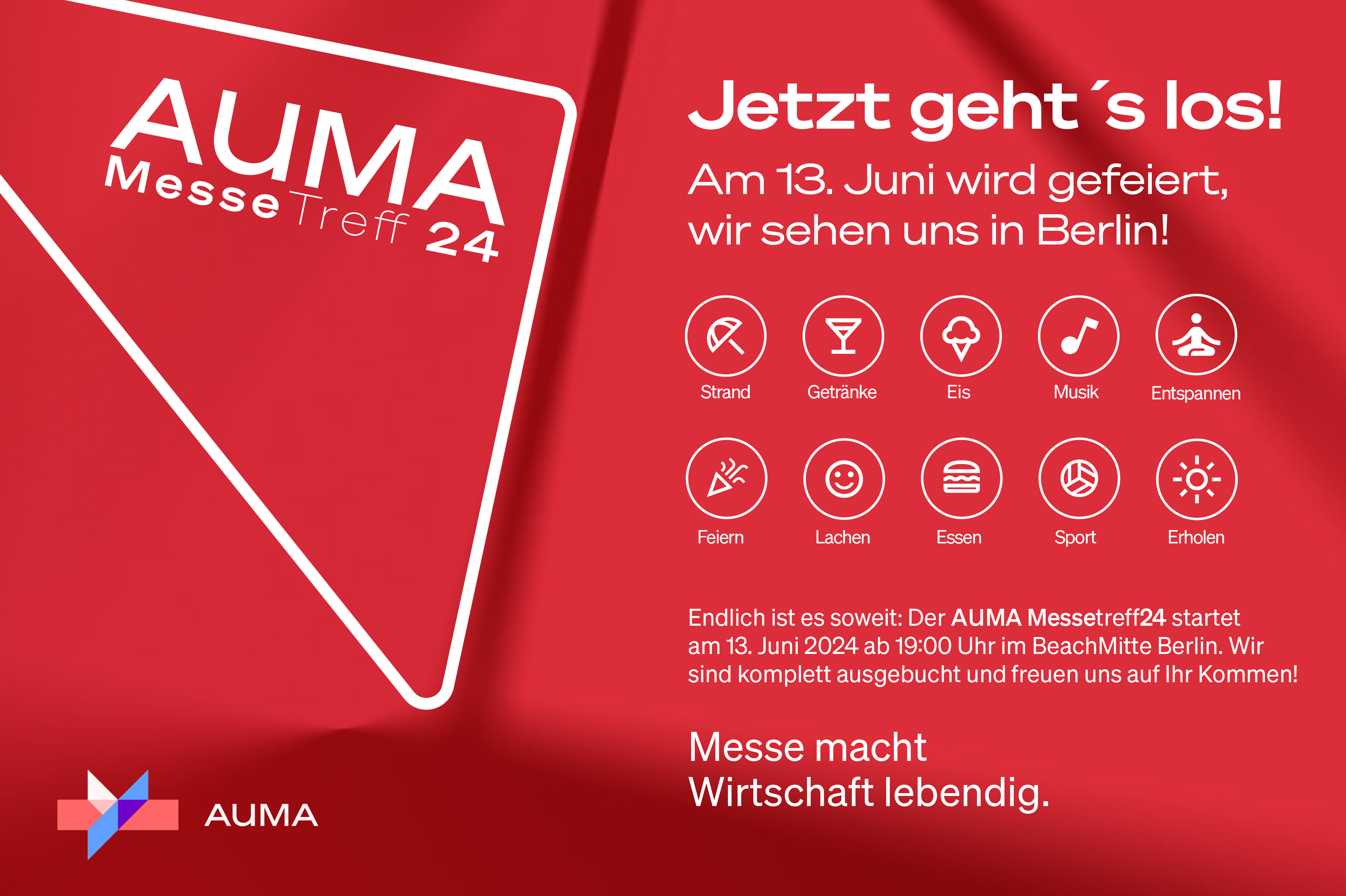 Roter Flyer vom AUMA MesseTreff 24. Die Veranstaltung findet am 13. Juni 2024 in Berlin statt mit Strand, Getränken, Musik und Aktivitäten.