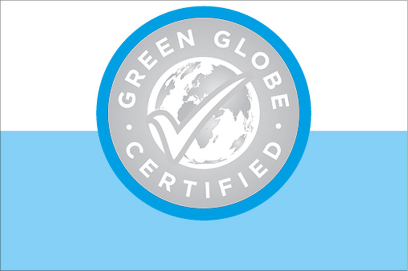 Green Globe Zertifizierungslogo für nachhaltige Praktiken mit einem blauen Rand und einer Weltkugel im Zentrum.